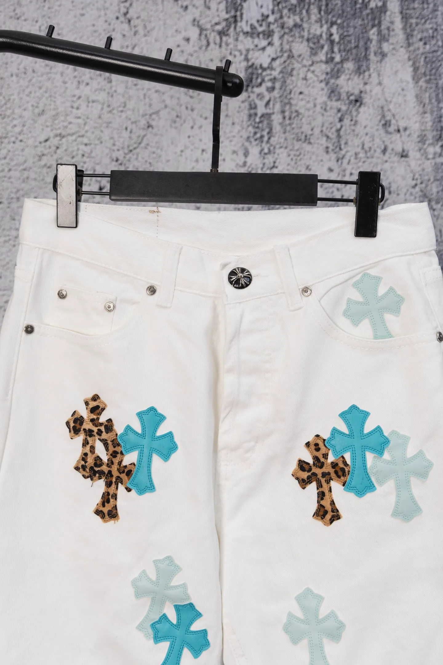 P240 CH Chromehearts limited edition leopard print double blue cross leather white jeans, priced at 34W level, patchwork cross pattern embellishment, washed jeans! ! An absolutely high-end luxury product, a 1.9W-level god-level single product, a super popular product, made by top heavy industry, a magic weapon that cannot be missed! [About Zangyin] This is an extremely luxurious fashion brand that can also be called the aristocracy of the high street. It has always been an exclusive brand for some hipsters or rich second generations. Compared with ordinary high streets, it is more luxurious and noble. Compared with luxury brands, it is more fashionable and individual. It has always been a brand that I have a special liking for. [Top heavy industry fashion design] Consistently high-street luxury style. Speaking of this style, the Zangyin family and GU family are definitely the leading representative brands. Especially the Zangyin family has really achieved a state-of-the-art effect in creating high-street style. The unique washed material is used to create this style. The color system is already quite eye-catching. After it is decorated with patchwork cross flowers, it cleverly highlights the charm of the brand. Secondly, this style uses classic The high-waist cutting design highlights the long legs and fashionable temperament of the upper body. The brand is highly recognizable and the slim fit configuration is more suitable for daily wear. It is a product that interprets personality, fashion, and specifications at a glance. This single product is enough to make any fan excited. It can be a white T-shirt for a youthful college style, or a tight suspender for a royal style. It has strong matching ability and can be easily controlled by men.  [Materials and craftsmanship] Needless to say, this point goes without saying. As an excellent craftsman brand, Zangyin’s requirements for details and craftsmanship are really perfect. The washed color of this model has gone through so many processes, not to mention the embellishment of denim appliques. It is also purely hand-made and sewn. Just like what they believe in, only hand-made things have soul and have the meaning of wear. A top-notch heavy-duty fashionable denim item, I look forward to your perfect interpretation! !  Color: white Size: 28-36